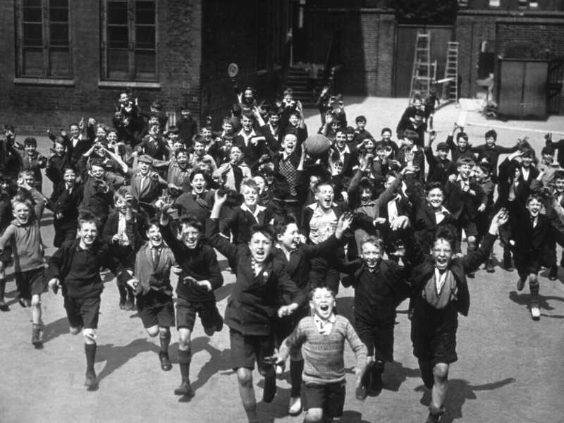 All'uscita da scuola. Iniziano le vacanze (A. Hudson/Topical Press Agency/Getty Images)