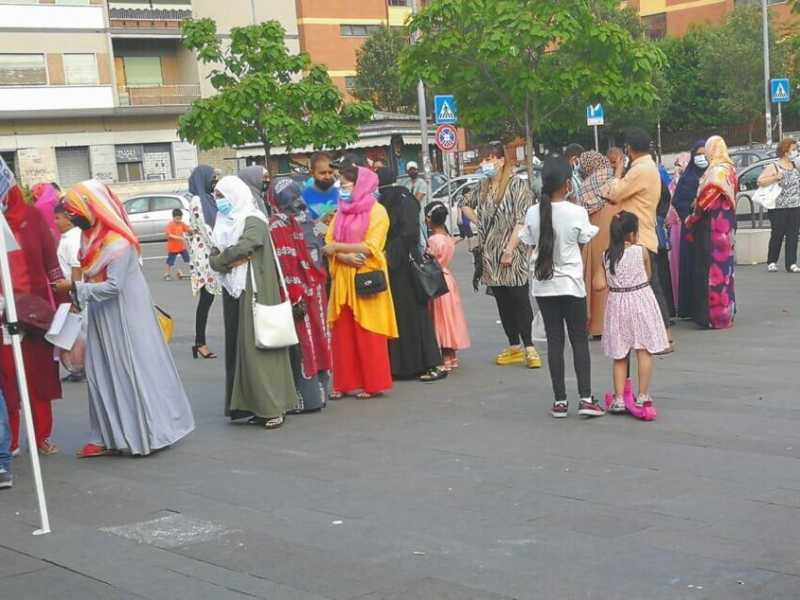 Roma, ancora polemiche sulle primarie: "Stranieri in fila con il santino in mano"