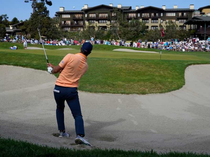 Guido Migliozzi esce dal bunker alla buca 18 durante il terzo giorno degli Us Open (foto LaPresse)&nbsp;<br />