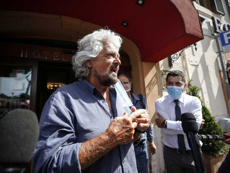 Grillo vs grillini. L’ultimo show del comico è trasformarsi in uno scudo umano per proteggere il metodo Draghi