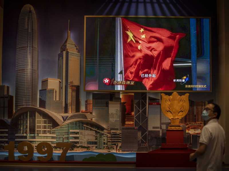 Una mostra che commemora il passaggio di consegne di Hong Kong nel 1997 presso il Museo del Partito Comunista Cinese (Foto AP/Mark Schiefelbein)&nbsp;<br />