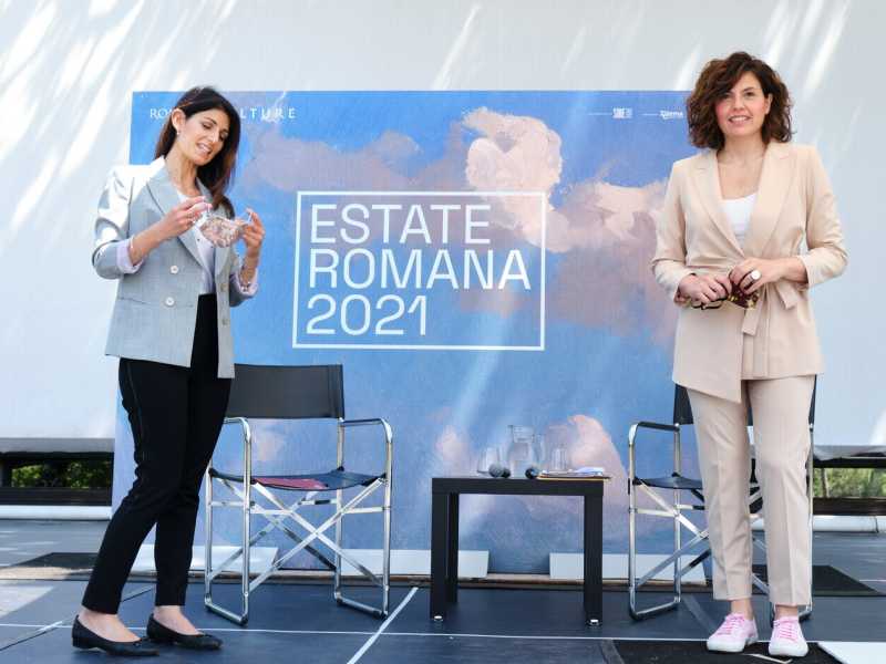 La sindaca Virginia Raggi con l'assessore alla Cultura Lorenza Fruci alla presentazione dell'Estate romana (LaPresse)<br />