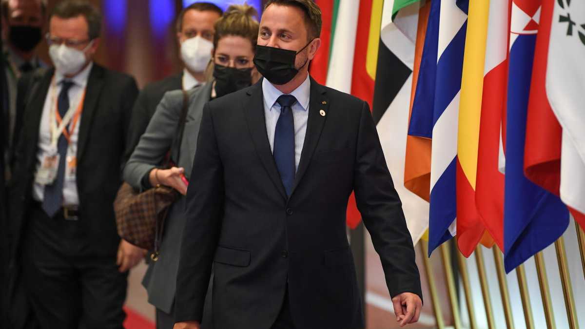 Immagine di Il caso del premier del Lussemburgo positivo al Covid illustra la corsa nell'Ue tra vaccini e varianti