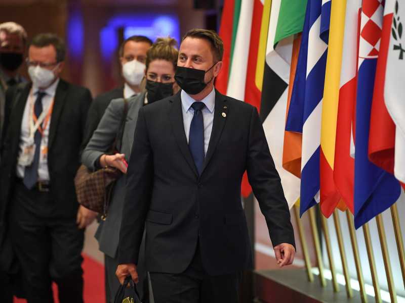 Il caso del premier del Lussemburgo positivo al Covid illustra la corsa nell'Ue tra vaccini e varianti