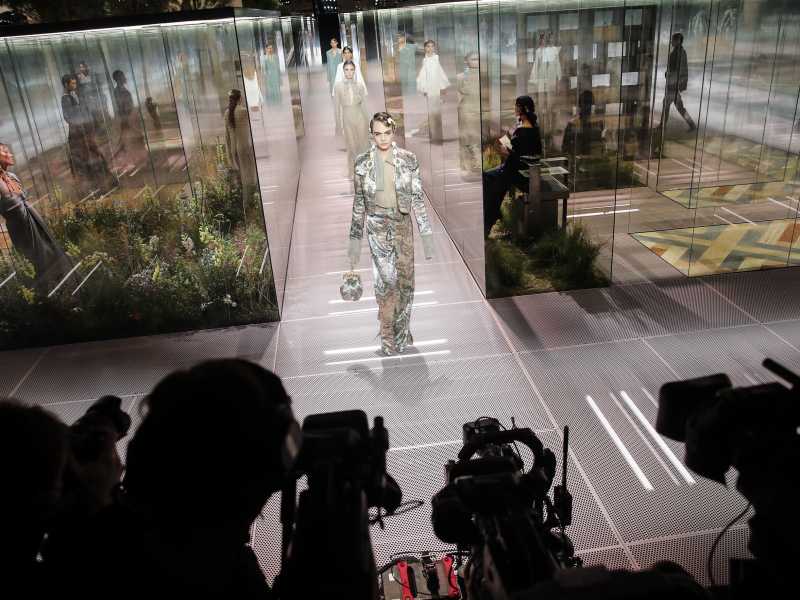 La modella Cara Delevingne indossa una creazione per la collezione moda Haute Couture Primavera-Estate 2021 di Fendi presentata a Parigi (Foto AP / Francois Mori, File)&nbsp;<br />