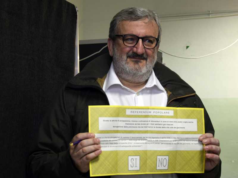 Il presidente della Regione Puglia, Michele Emiliano, durante le operazioni di voto per il referendum abrogativo sulla durata delle trivellazioni in mare nel 2016 (Ansa)<br />