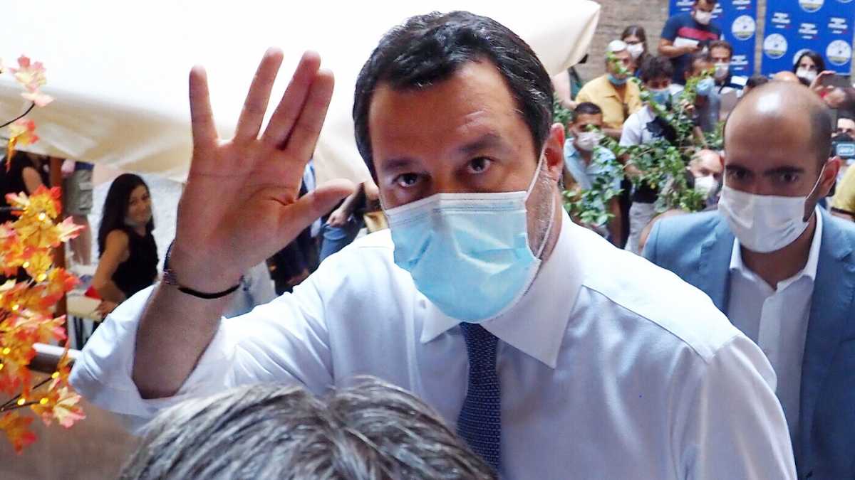 Immagine di Salvini non ce la fa proprio a non stare contro l'Ue