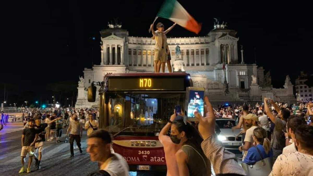 Immagine di Raggi: "Apriamo l'Olimpico per la finale dell'Italia". Ma c'è il no di Sport e Salute