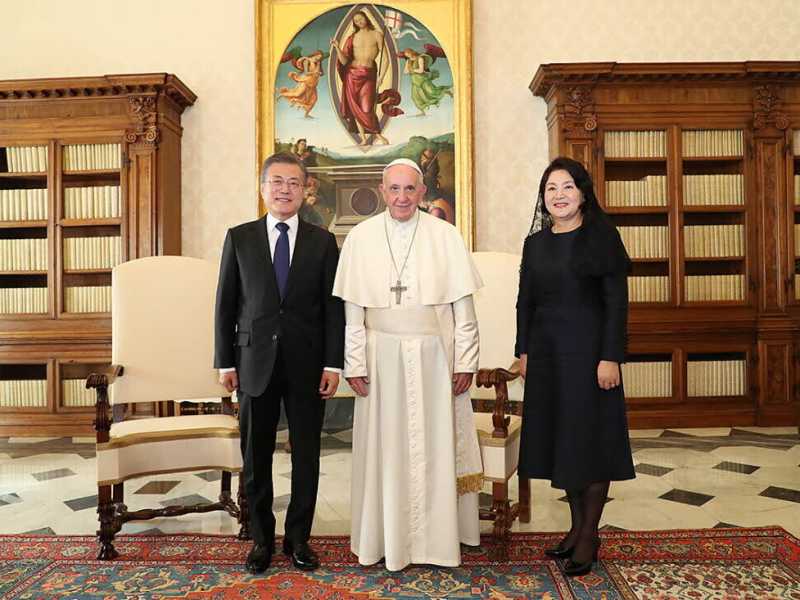 Moon Jae-in e la first lady in visita da Papa Francesco il 19 ottobre 2018 (Blue House press)