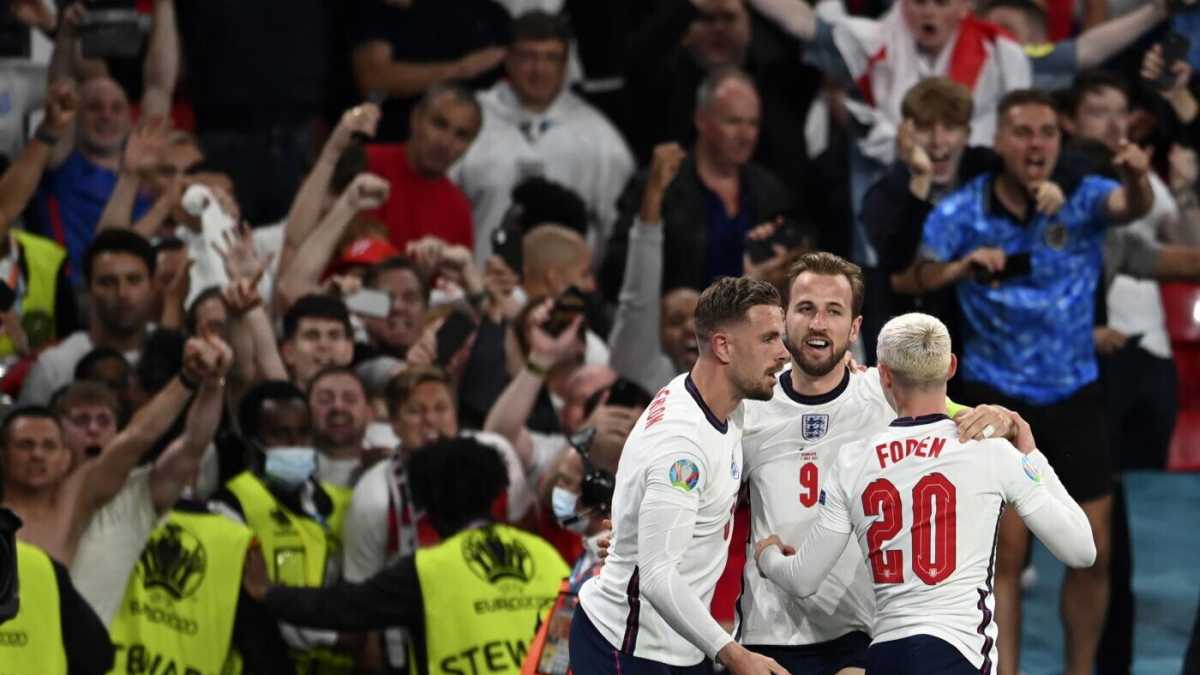 Immagine di “Football’s coming home”, la musica leggerissima dei tifosi inglesi