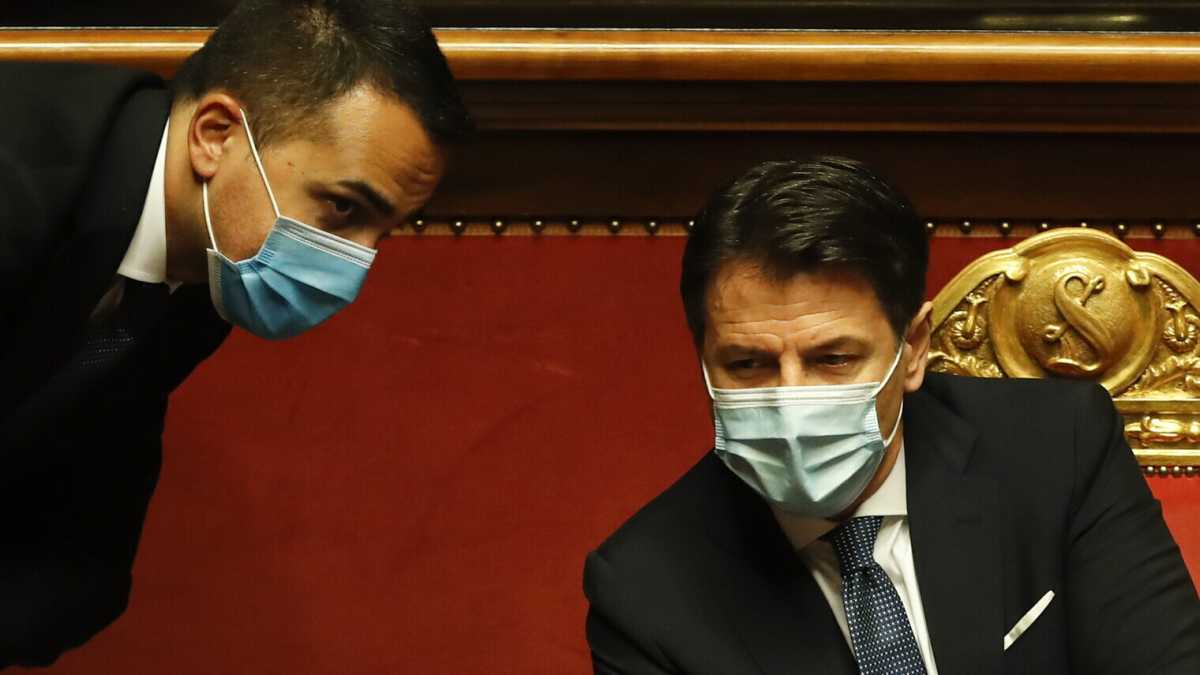 Immagine di Conte sorride, ma finisce imbrigliato nella rete di Grillo e Di Maio