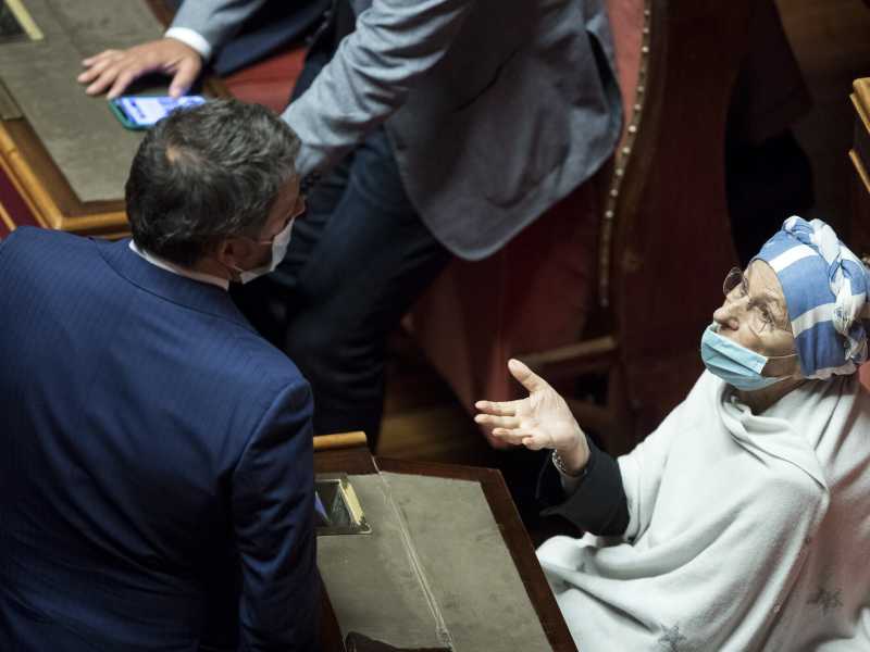 Matteo Renzi ed Emma Bonino in Senato, durante la votazione sul Ddl Zan (LaPresse)