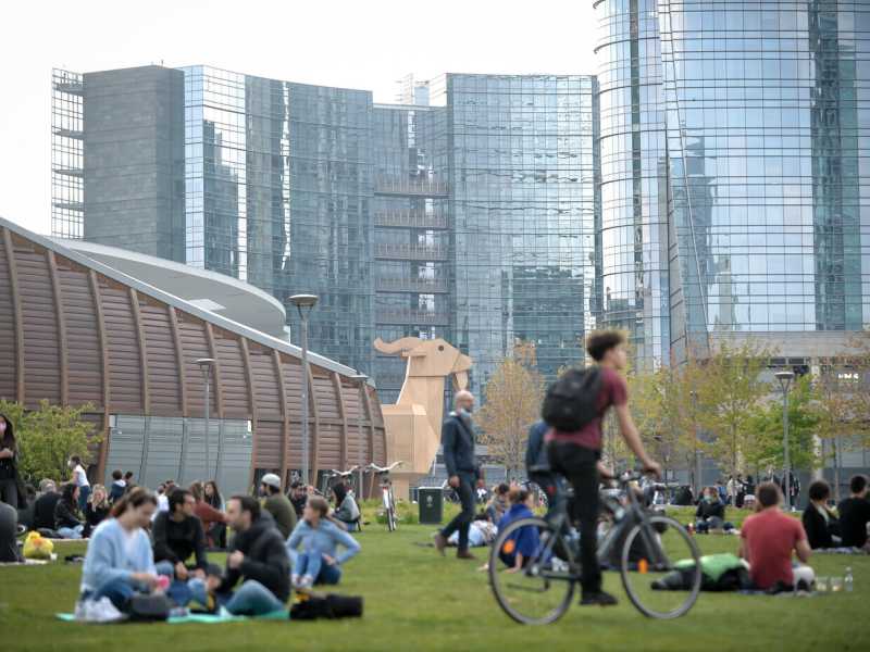 Nel verde del quartiere di Porta Nuova: primo weekend in zona arancione, sabato scorso a Milano (foto LaPresse)&nbsp;<br />