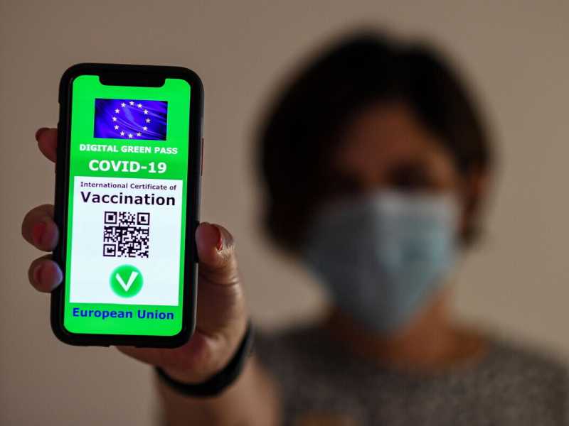 Il Green pass alla francese è il nuovo fronte della battaglia politica