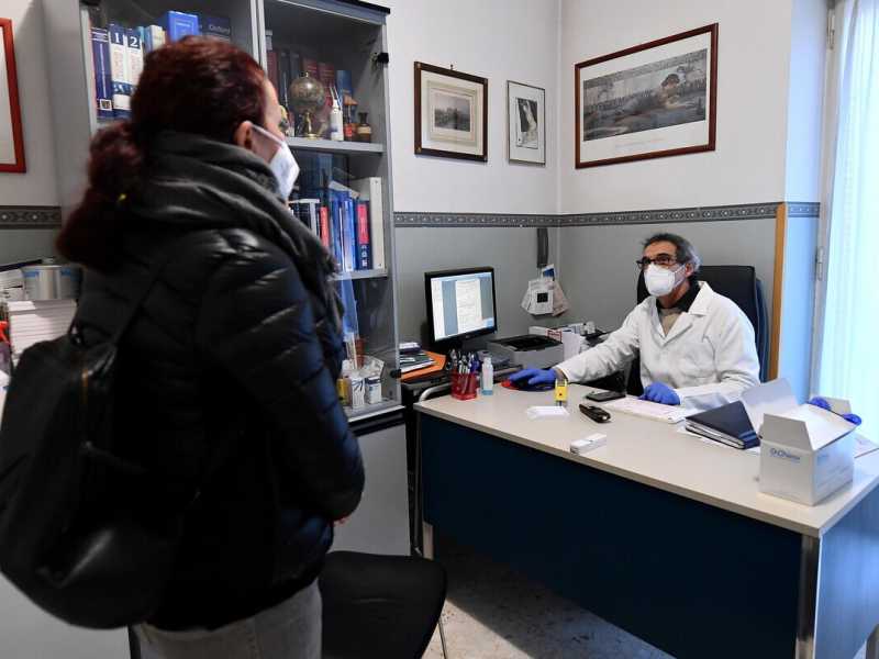 &nbsp;Un medico di base con un&rsquo;assistita nel suo studio, a Roma (foto Ansa)<br />