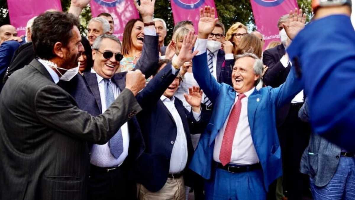 Immagine di Il fantastico mondo fucsia di Coraggio Italia: "Abbiamo 50 voti per il Quirinale"