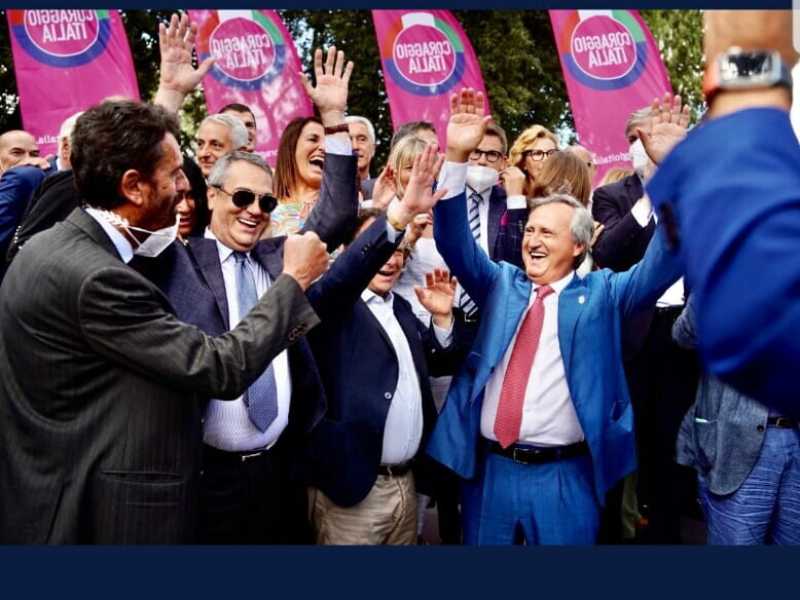 Il fantastico mondo fucsia di Coraggio Italia: "Abbiamo 50 voti per il Quirinale"