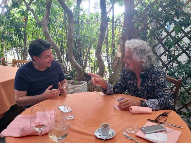 Giuseppe Conte e Beppe Grillo (Ansa)