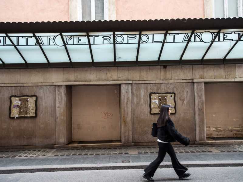 L'esterno del cinema Metropolitan (LaPresse)