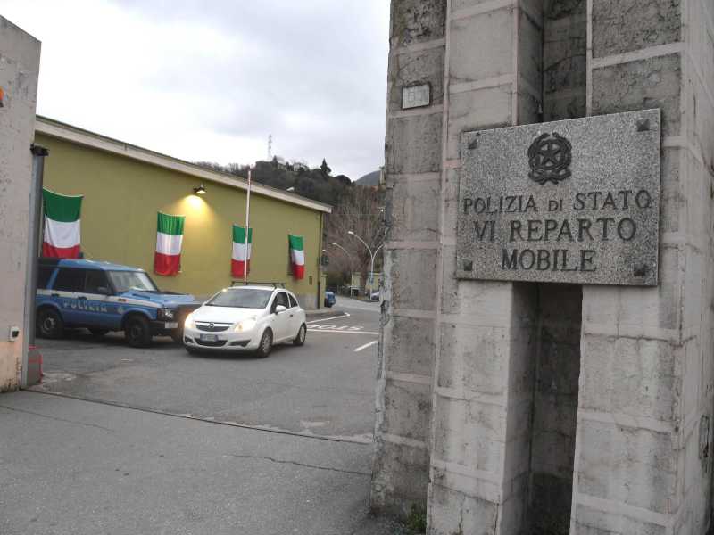 L'entrata della caserma del Reparto Mobile della Polizia di Bolzaneto a Genova, in una foto di archivio del 6 marzo 2017 (ANSA/ LUCA ZENNARO)&nbsp;<br />
