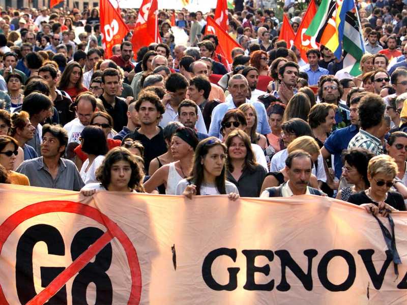 manifestazione No Global al G8 di Genova (foto Ansa)