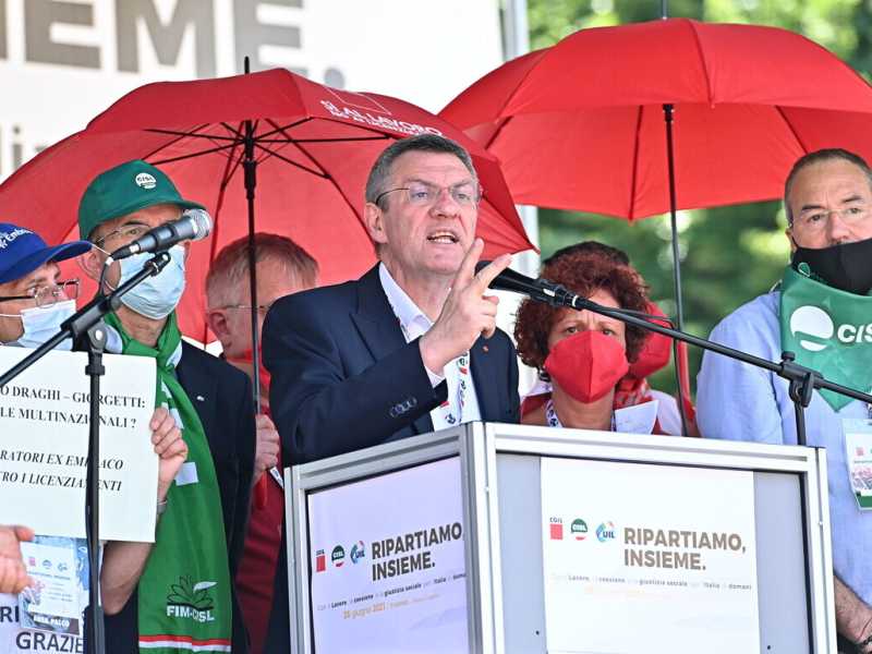 Manifestazione sindacati CGIL CISL e UIL in piazza Castello a Torino, lo scorso 26 giugno. In primo piano Maurizio Landini (Ansa)<br />