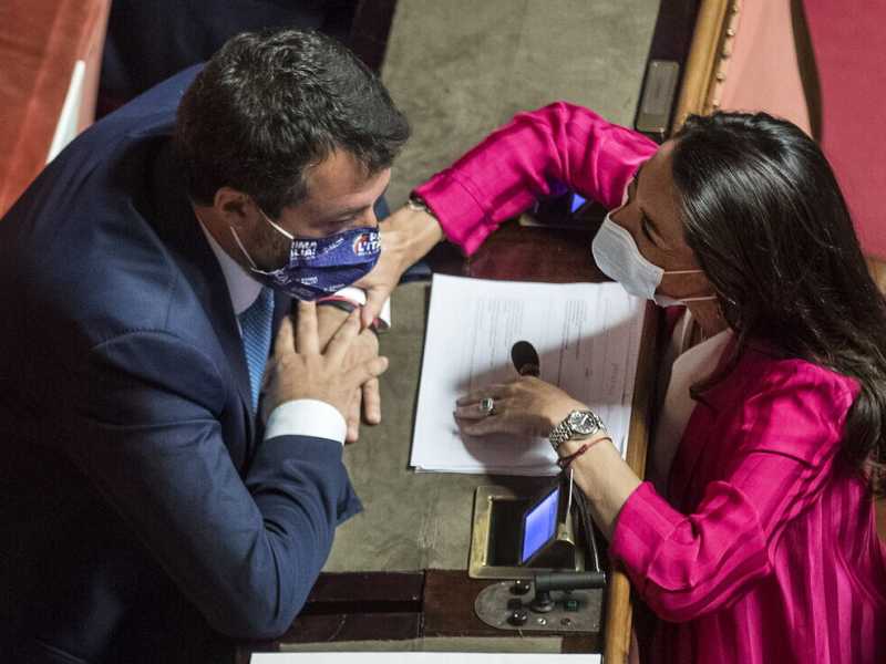 "Obbligare i professori a vaccinarsi per evitare la Dad". Parla Ronzulli
