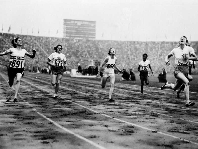 2 agosto 1948, Fanny Blankers-Koen, a destra, taglia il traguardo in 11,9 secondi a Wembley (foto AP)&nbsp;<br />