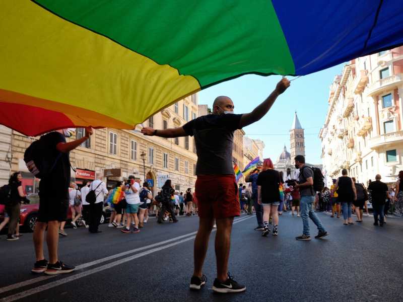Manifestazione Lgbtqi in occasione della nota del Vaticano sul ddl Zan (foto LaPresse)&nbsp;