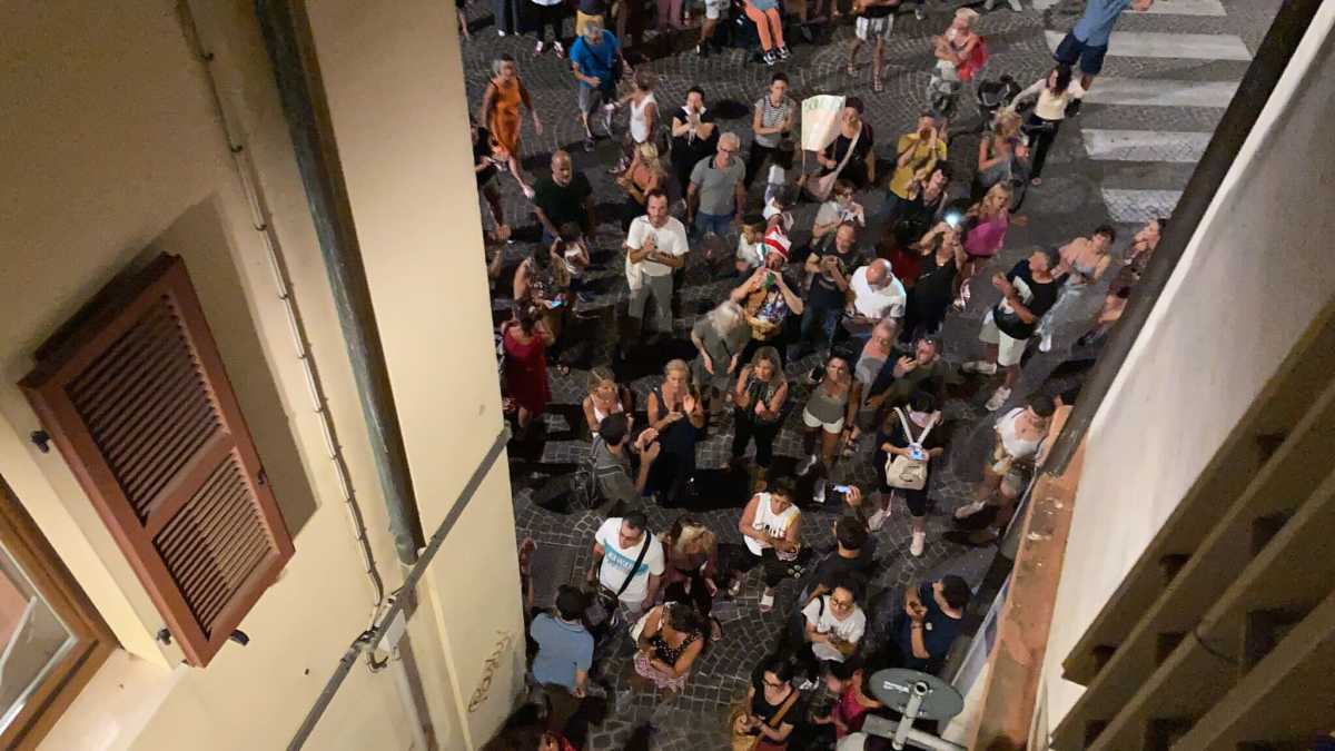 Immagine di No green pass contro Matteo Ricci. A Pesaro la manifestazione finisce sotto casa del sindaco