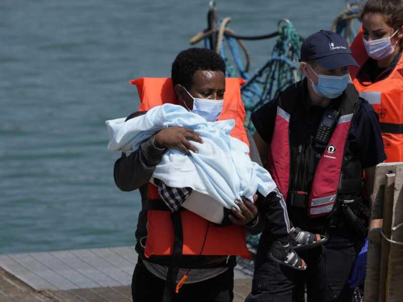 Londra ha un guaio con i gommoni di migranti nella Manica