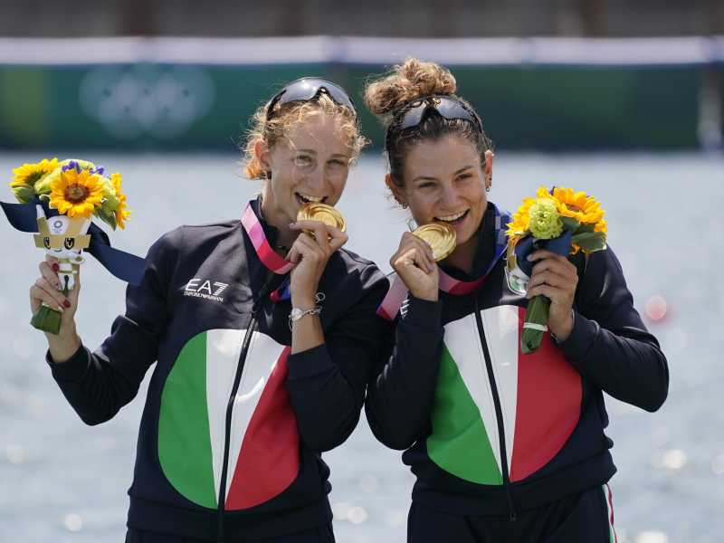 Federica Cesarini e Valentina Rodini hanno vinto l'oro nel canottaggio a Tokyo 2020 (LaPresse)<br />
