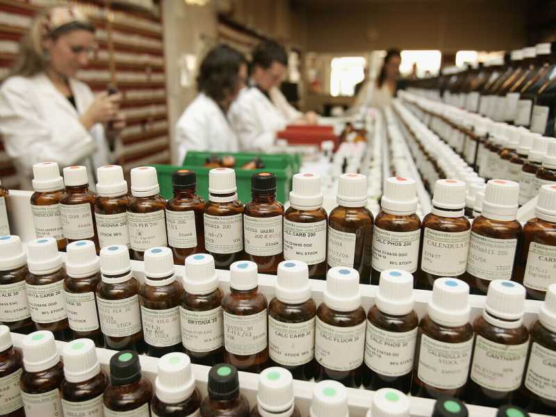 Il personale di una farmacia di Londra prepara rimedi omeopatici (Foto di Peter Macdiarmid / Getty Images)&nbsp;<br />