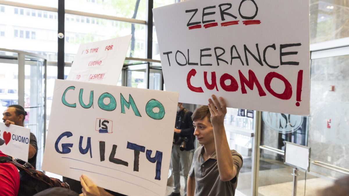 Immagine di “Dimettiti Cuomo”. Ora il governatore si difende dai suoi