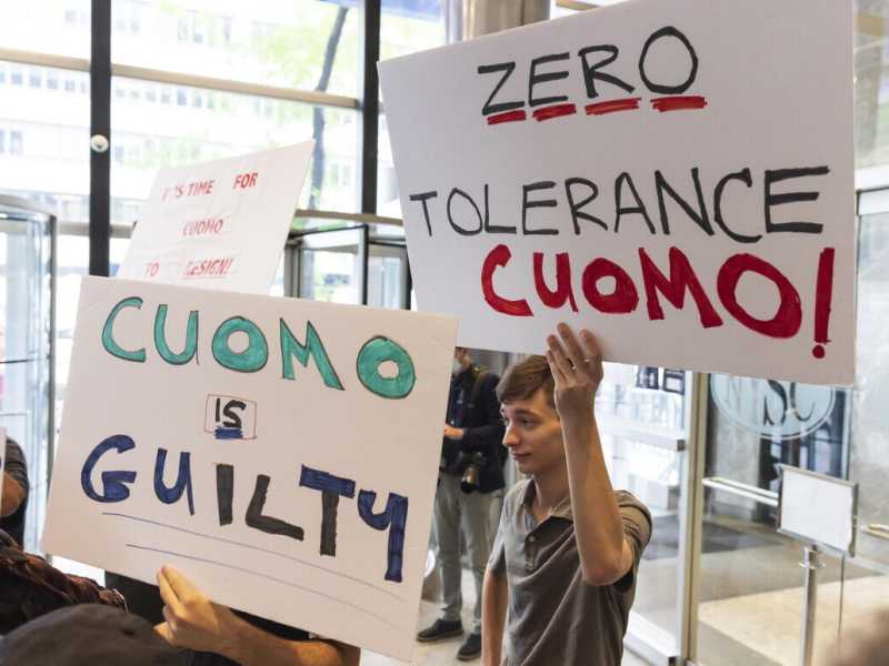 Proteste a New York contro il governatore Andrew Cuomo (Ansa)