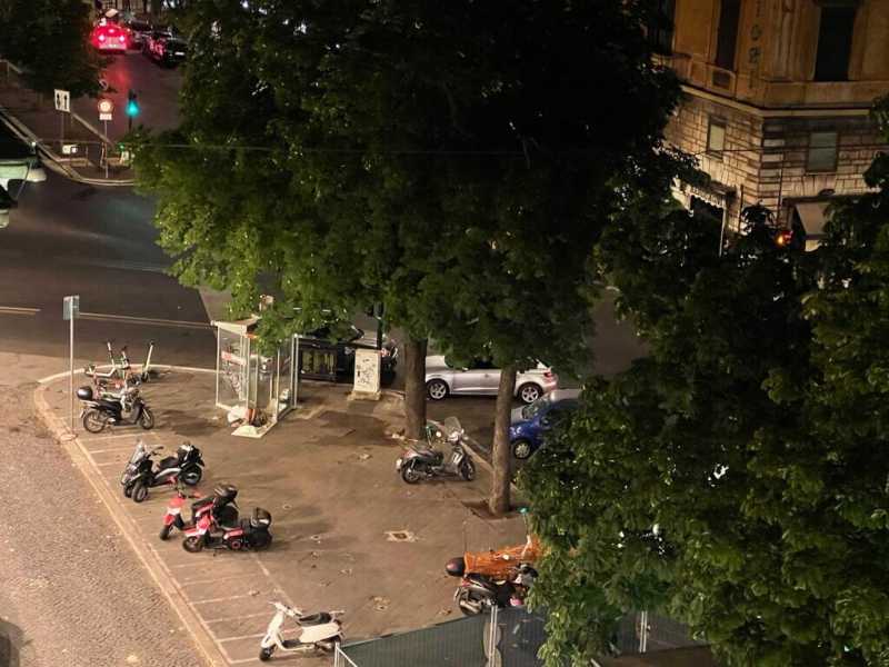 Agosto 2021, la donna che vive in una cabina telefonica nell'indifferenza di Roma