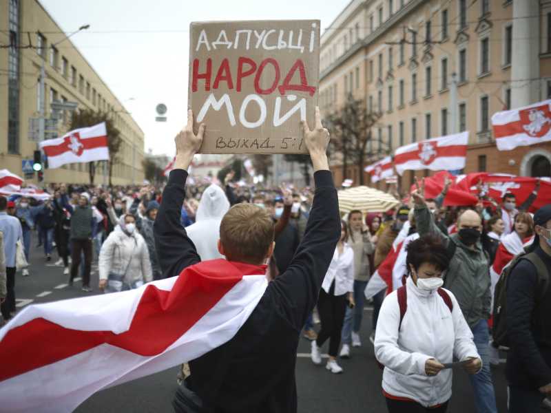 In Bielorussia la protesta pacifica si chiede se non sia arrivato il tempo delle armi