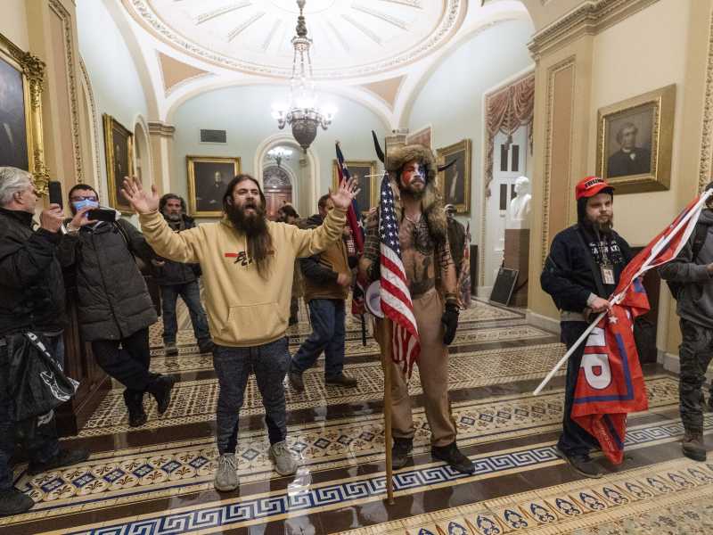 Supporter trumpiani fanno irruzione all'interno del Campidoglio, a Washington D.C., il 6 gennaio 2021 (foto Ap)