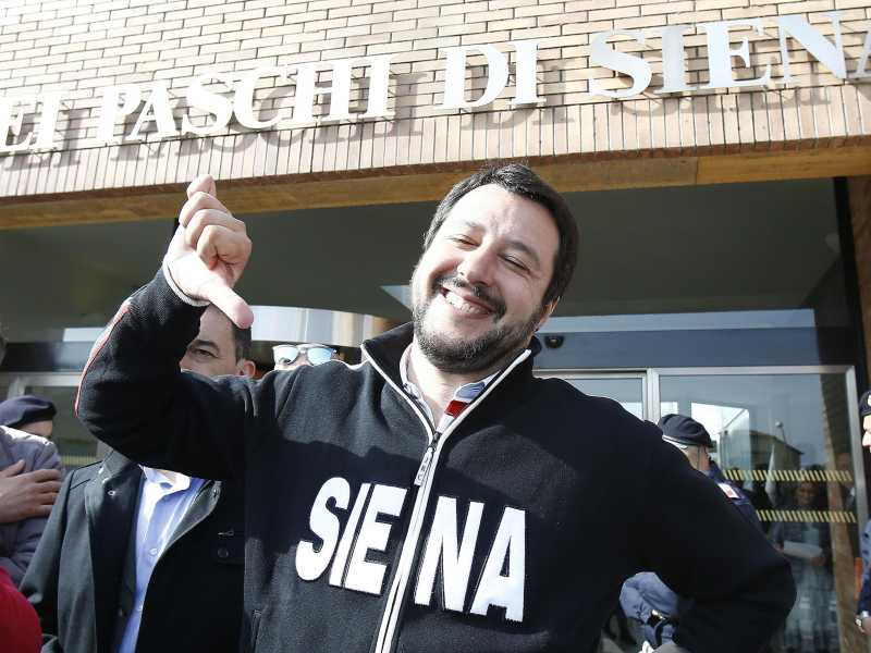 Salvini davanti al centro direzionale di Mps nell'aprile 2015 a Sien (Ansa/Fabio Di Pietro)&nbsp;<br />