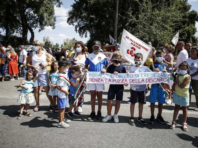 Presidio contro il progetto di discarica ad Albano (foto LaPresse)