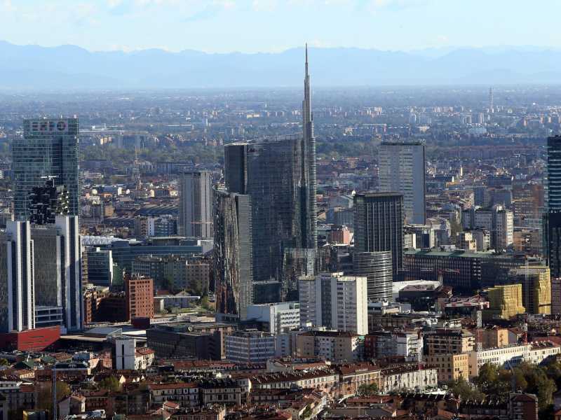 Lo skyline di Milano (Ansa)