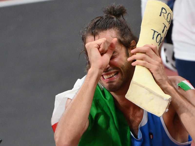 Come siamo bravi a vincere, noi, anche quando corre uno solo