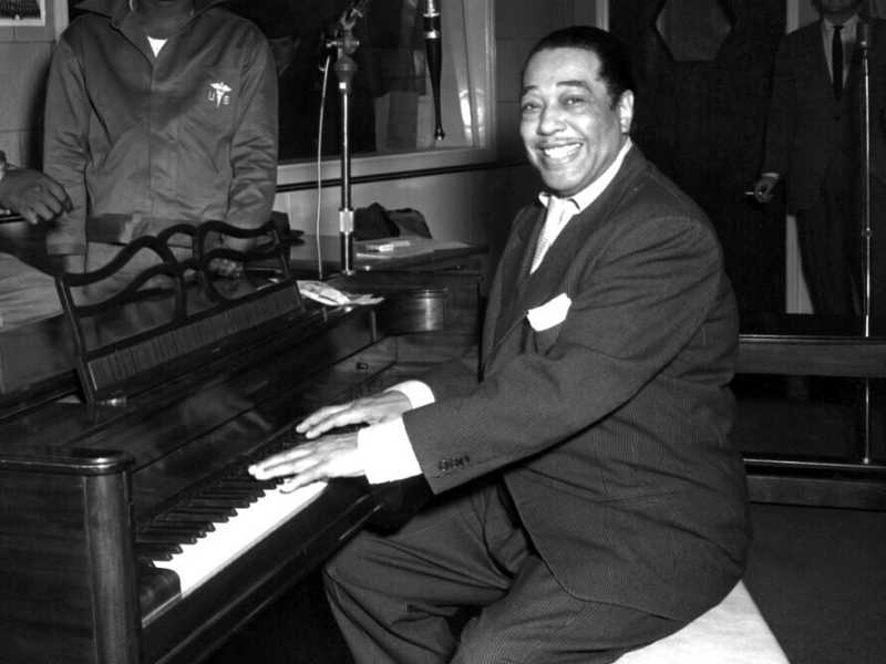 Duke Ellington al pianoforte al KFG Radio Studio (foto Wikimedia commons)<br />