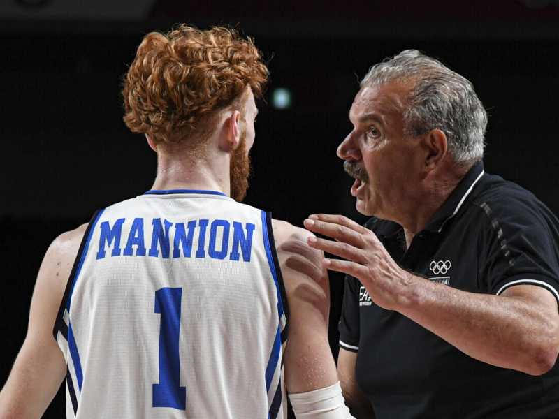 Nico Mannion a colloquio con Meo Sacchetti, coach dell'Italbasket arrivata ai Giochi contro ogni pronostico (ANSA/ CIRO FUSCO)