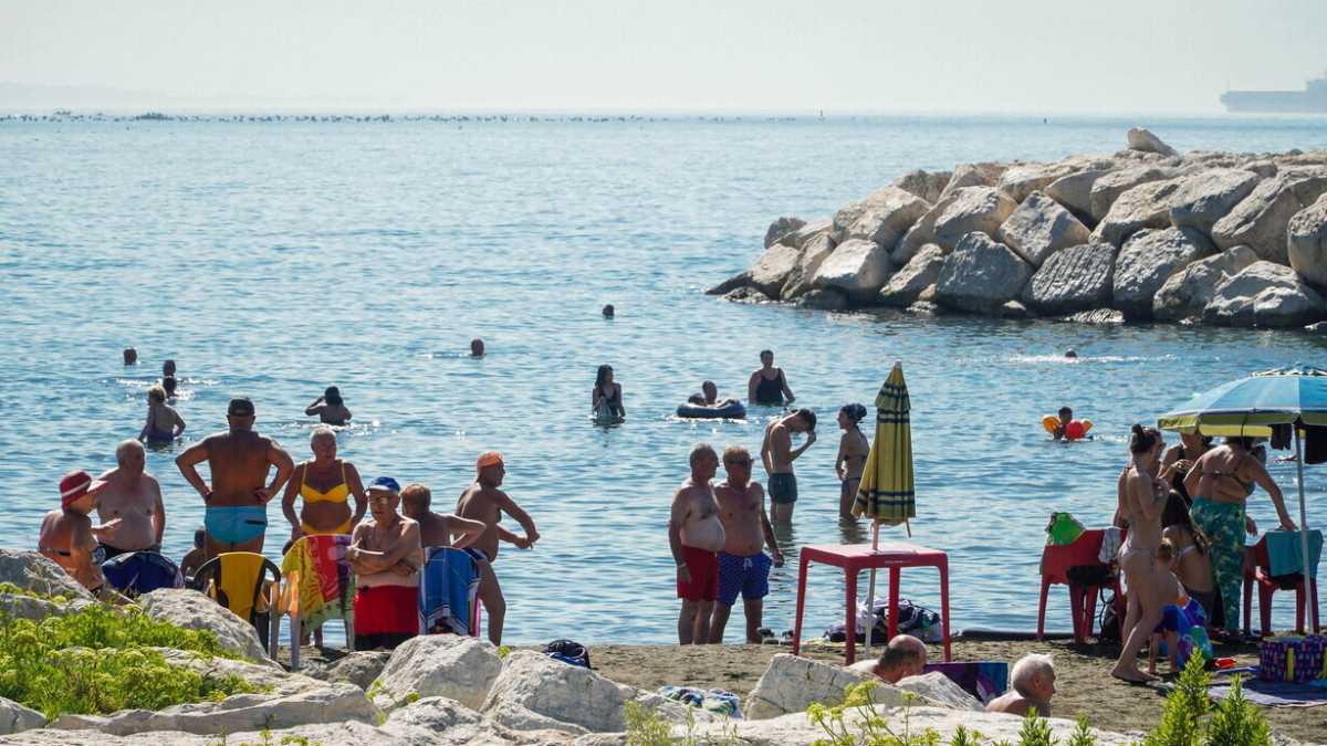 Immagine di Ferragosto in bianco. Ma per Sicilia e Sardegna la zona gialla si avvicina