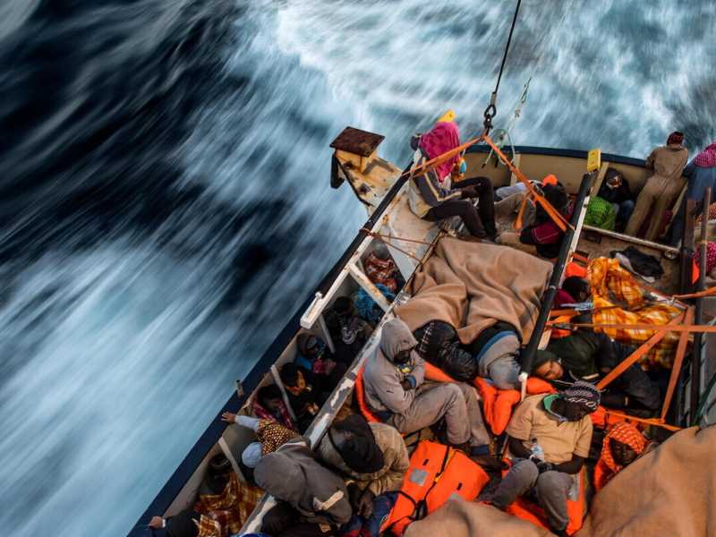 Rifugiati e migranti sul ponte della nave di soccorso Golfo Azzurro della ong spagnola Proactiva Open Arms (Foto di David Ramos/Getty Images)&nbsp;<br />