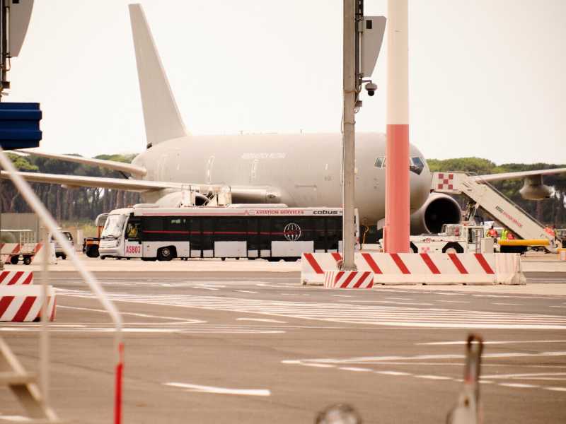 L'aereo da Kabul in arrivo a Fiumicino (LaPresse)&nbsp;<br />