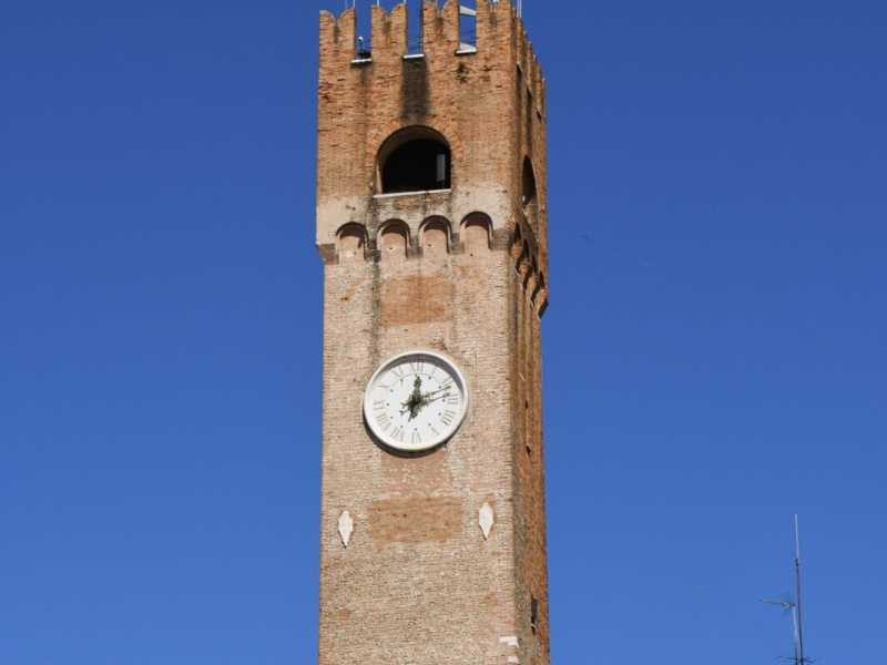 Per volere del sindaco di Treviso sul palazzo del Comune sventola la bandiera a mezz'asta, in solidariet&agrave; con il popolo afghano