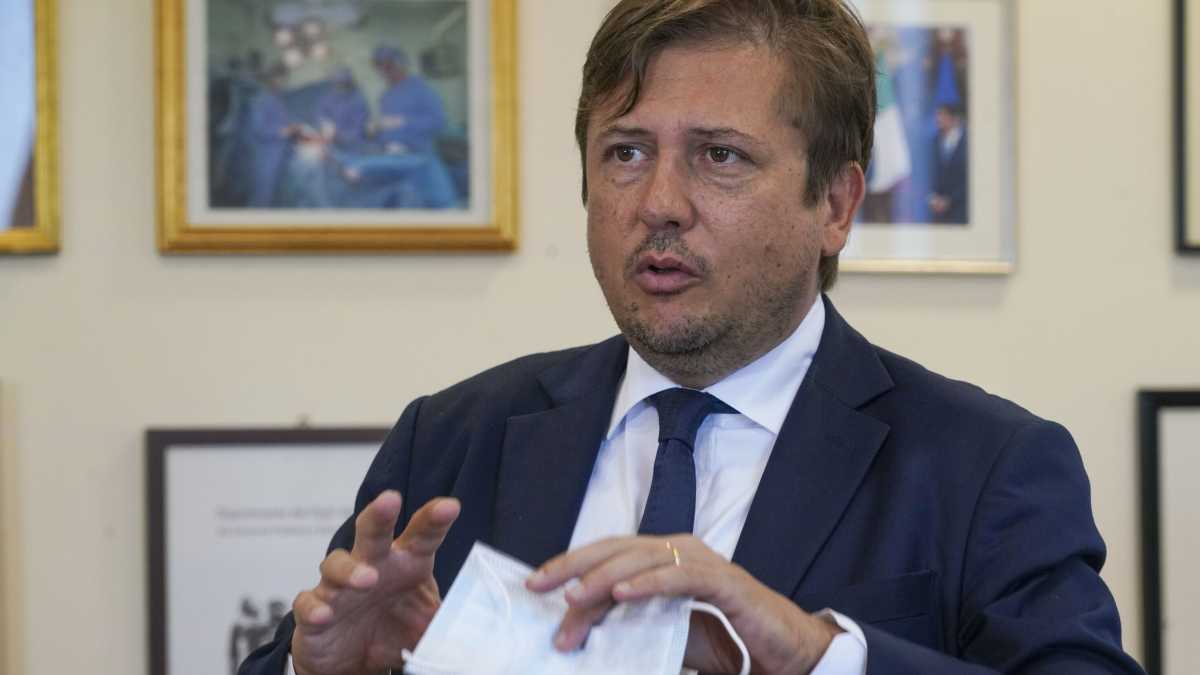 Immagine di "Obbligo vaccinale? Ne discuta l'Europa. Avanti con il green pass". Parla Sileri