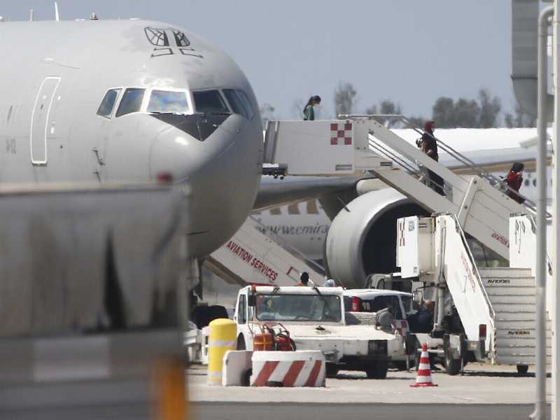 All'aeroporto di Fiumicino, continuano le operazione relative al ponte aereo tra Kabul e Roma (LaPresse)